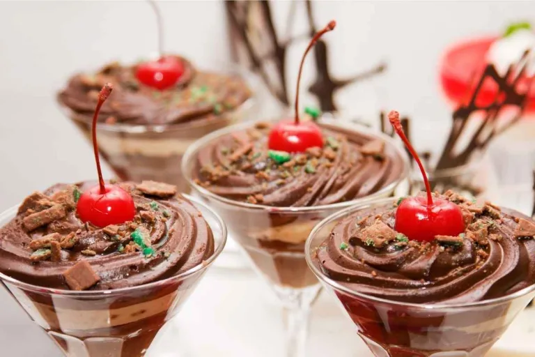 mousse de chocolate com cereja