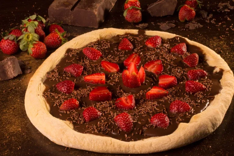 pizza doce de chocolate com morango