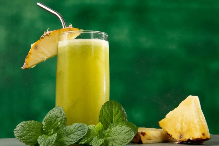 Suco detox de abacaxi com chá verde: bebida ideal para desinchar naturalmente