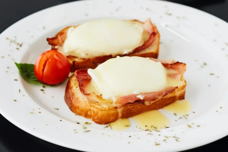 ovos benedict com bacon