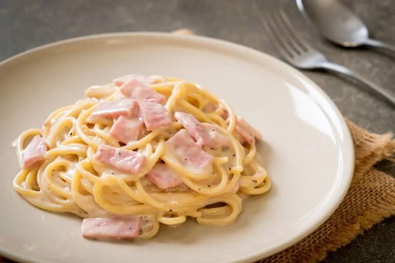 Imagem da Receita de Macarronada ao Molho Branco com Presunto.