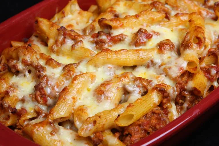 Imagem da Receita de Macarronada de Forno com Queijo e Carne.