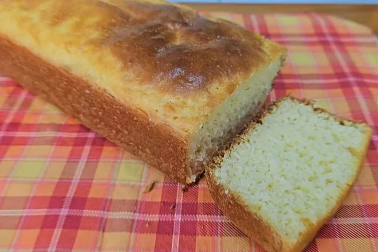 Imagem da Receita de Pão sem glúten e fofo feito com amido de milho. Receita rápida, com poucos ingredientes e pronta em até 30 minutos.