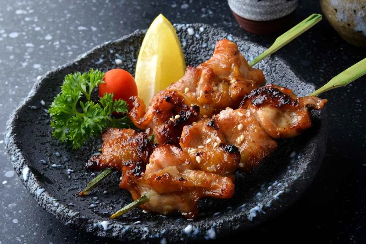 Yakitori: aprenda a fazer o clássico espeto japonês com hibachi e molho caramelizado