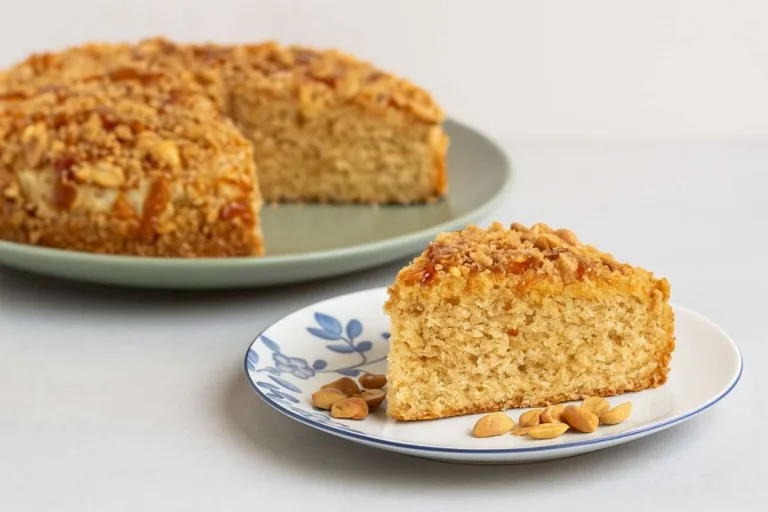 Imagem da Receita de Bolo de Amendoim com Farofa Crocante.