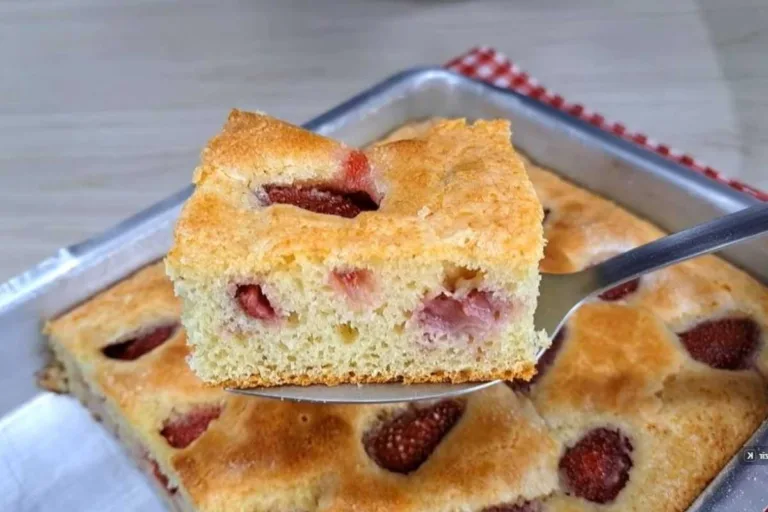 Imagem da Receita de Bolo de Iogurte com Morango.