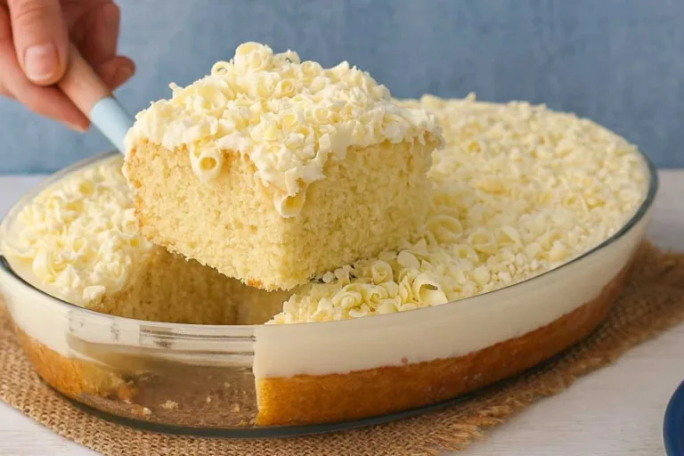 Imagem da Receita de Bolo de Leite Ninho Molhadinho na Travessa.