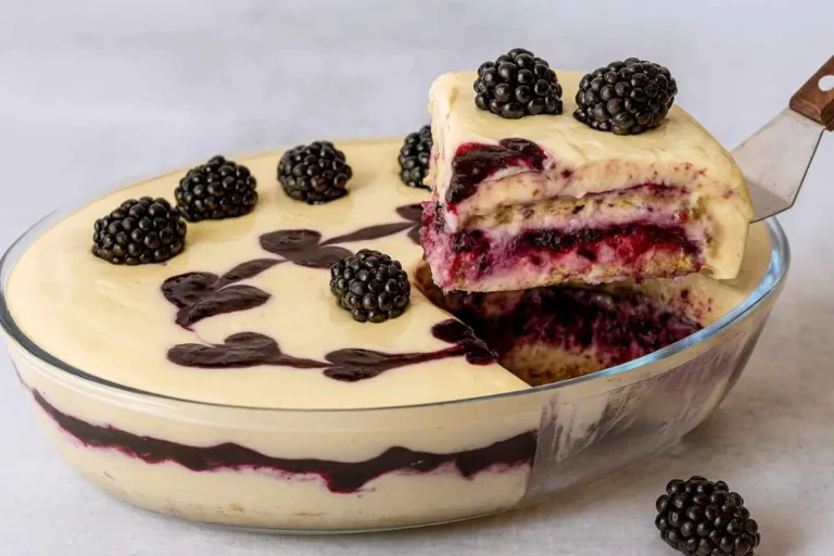 Imagem da Receita de Pavê Cremoso de Cream Cheese com Geleia de Amora.