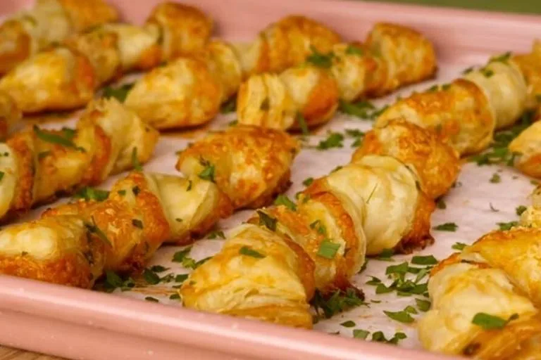 10 Entradas Gostosas e Fáceis para a Ceia de Natal - Imagem da Receita de Palitinhos de Massa Folhada com Queijo