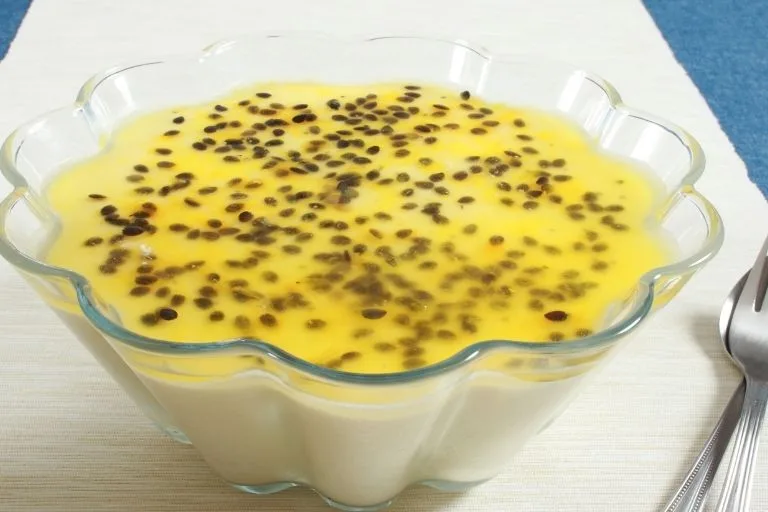 20 Sobremesas Perfeitas para a Ceia de Natal - Imagem do Mousse Simples de Maracujá.