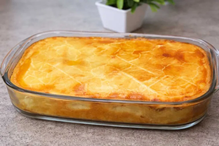 Imagem da Receita de Empadão de Travessa com Recheio de Frango e Requeijão.