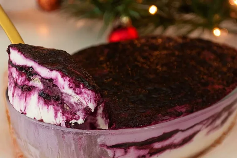 Imagem da Receita de Pavê Natalino Cremoso com Frutas Vermelhas e Cream Cheese.