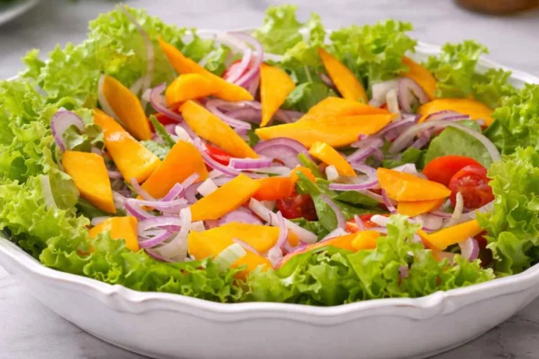 Imagem da Receita de Salada Tropical com Folhas e Frutas para o Ano-Novo.