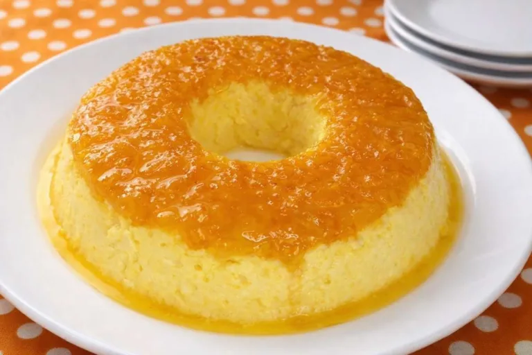 Imagem da Receita para Dias Quentes: Pudim Gelado de Leite Condensado com Calda de Abacaxi.