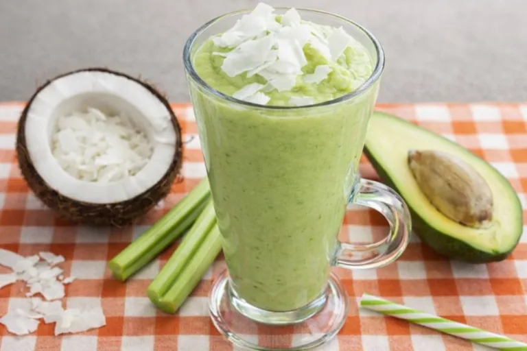 Imagem da Receita de Smoothie de Abacate com Leite de Coco - Vale Por Uma Refeição.