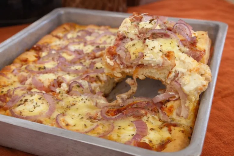 Imagem da Receita de Torta de Calabresa com Requeijão e Cebola.