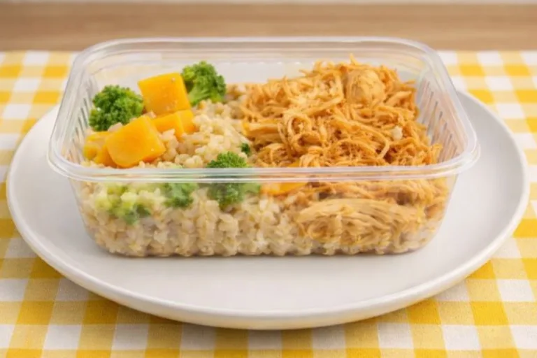 Marmita para Congelar Terça: Imagem da Receita de Frango Desfiado com Arroz e Brócolis.