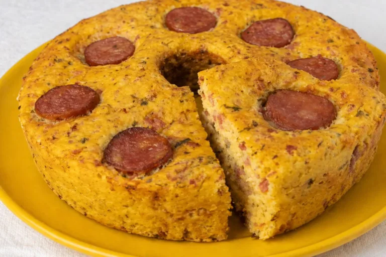Imagem da Receita de Bolo Salgado Sem Ovo com Recheio de Calabresa.
