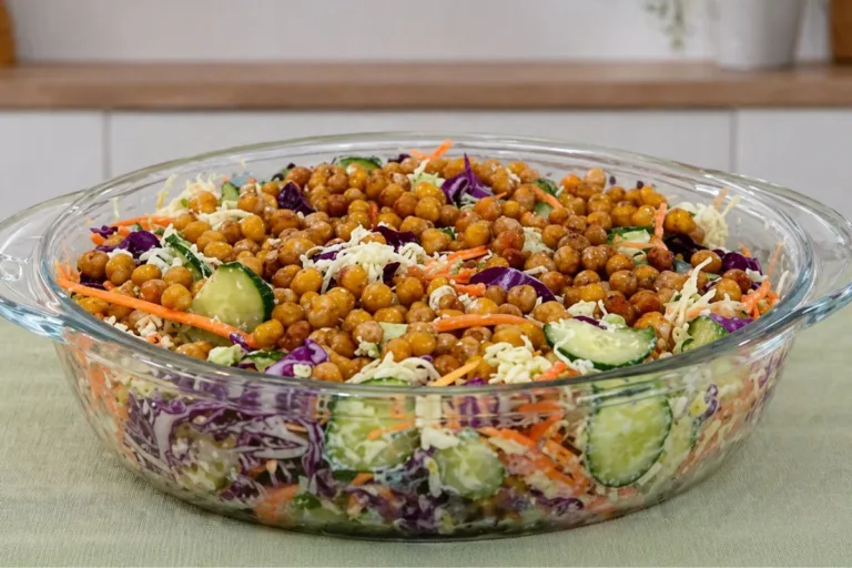 Imagem da Receita de Salada Crocante de Grão de Bico com Molho de Iogurte.