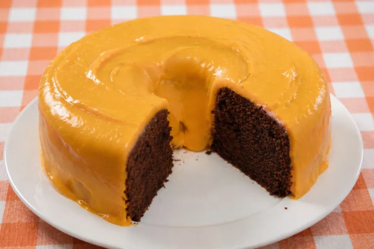 Imagem da Receita de Bolo de Chocolate com Cobertura de Brigadeiro de Cenoura.
