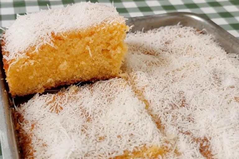 Imagem da Receita de Bolo Molhadinho de Milharina com Coco.