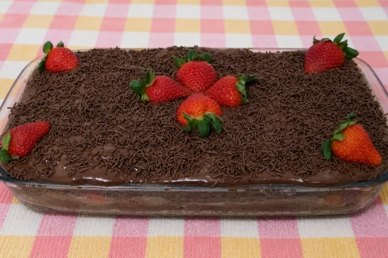 Imagem da Receita de Bolo na Travessa de Chocolate com Morango.