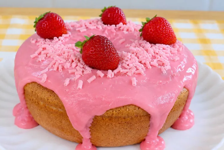 Imagem da Receita de Bolo de Nesquik de Morango com Cobertura.