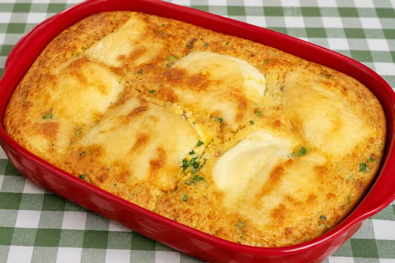 Imagem da Receita de Bolo Salgado de Pamonha com Queijo e Linguiça.