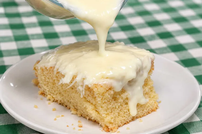 Imagem da Receita de Bolo de Coco Molhadinho com Cobertura Quente.
