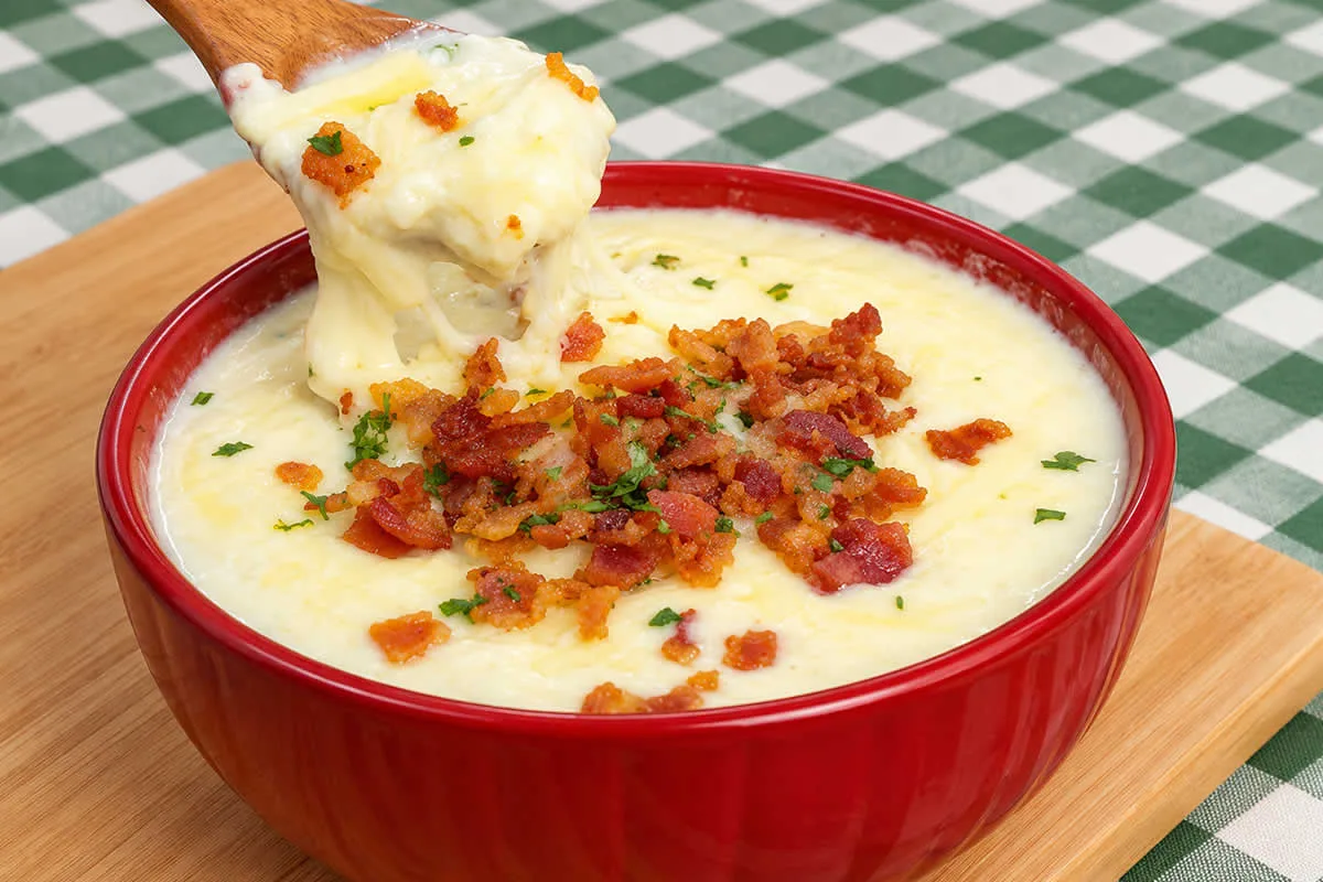 Imagem da Receita de Caldo Cremoso de Batata com Bacon e Queijo.