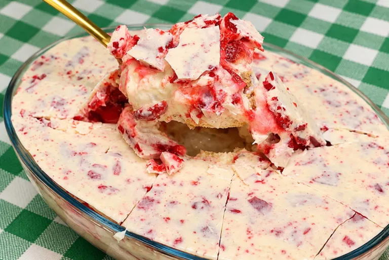 Imagem da Receita de Pavê de Morango Cravejado.