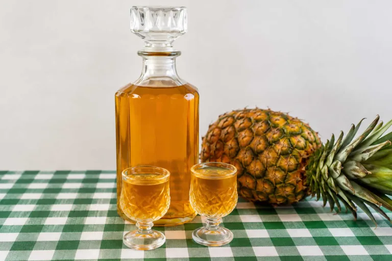 Imagem da Receita de Licor Artesanal de Abacaxi com Cachaça.