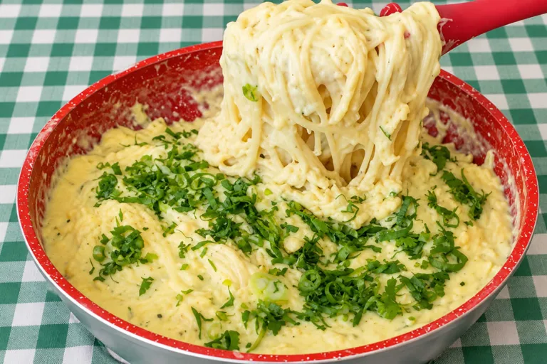 Imagem da Receita de Macarrão com Frango Desfiado e Molho Branco.