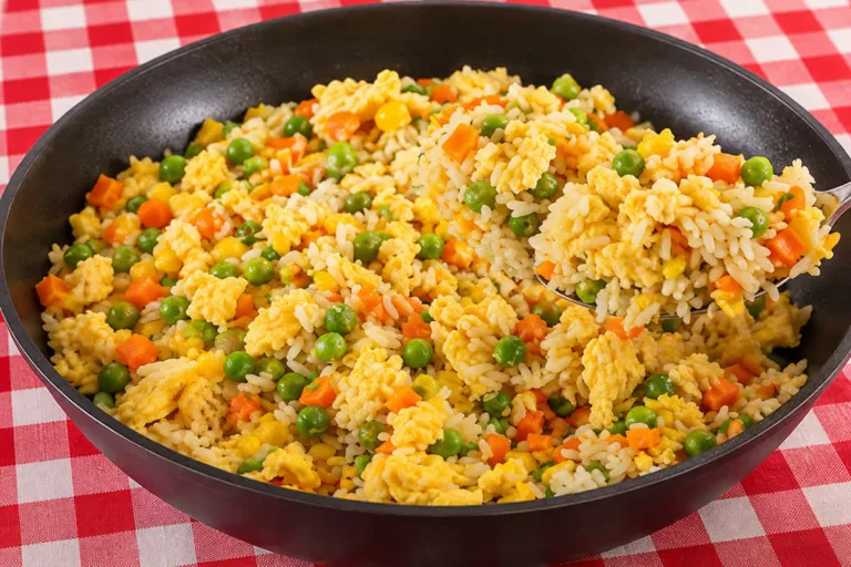 Imagem da receita de Mexido de Arroz com Ovos e Legumes para o Jantar.